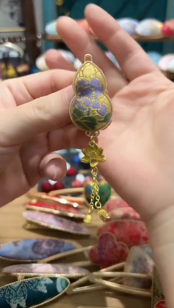 【闪购商品】【一物一拍专车】上久楷金紫色葫芦胸针