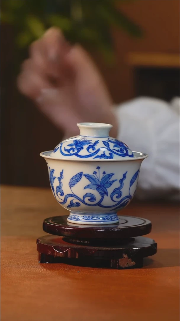 青花满工秋葵盖碗