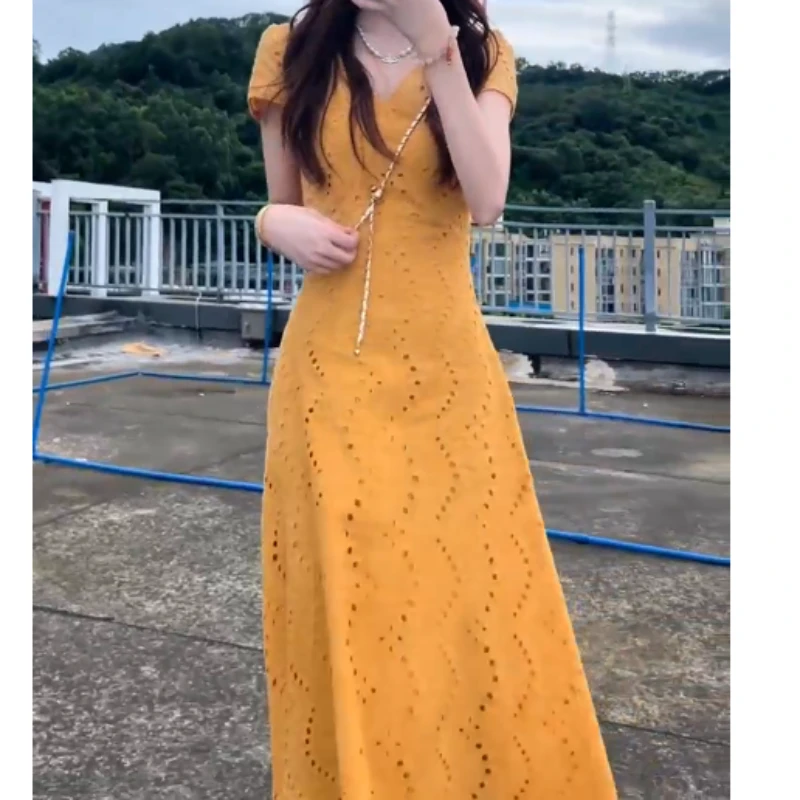 秋季收腰设计感法式时尚风小众连衣裙气质风短袖女装V领镂空长裙