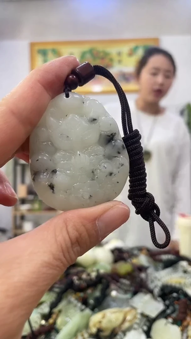 未镶嵌蛇纹石玉吊坠