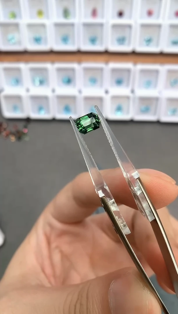 未镶嵌裸石定制蓝宝石1.6ct 无烧绿蓝宝