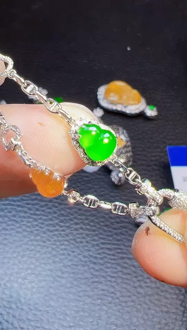 颈饰18K金镶嵌翡翠笑**然翡翠