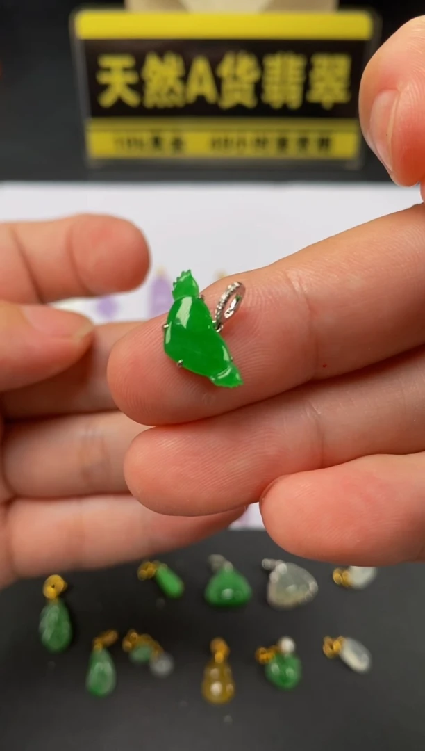 颈饰18K金镶嵌翡翠月*A货