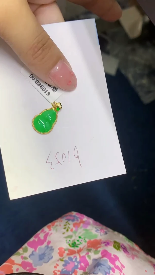 翡翠18K金镶嵌颈饰缅甸天然翡翠A货