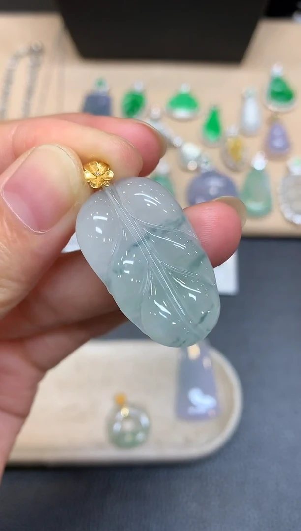 颈饰18K金镶嵌翡翠树叶【无服务费