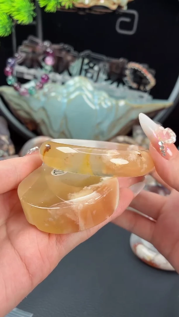 石英质玉手镯（圆镯）未镶嵌56