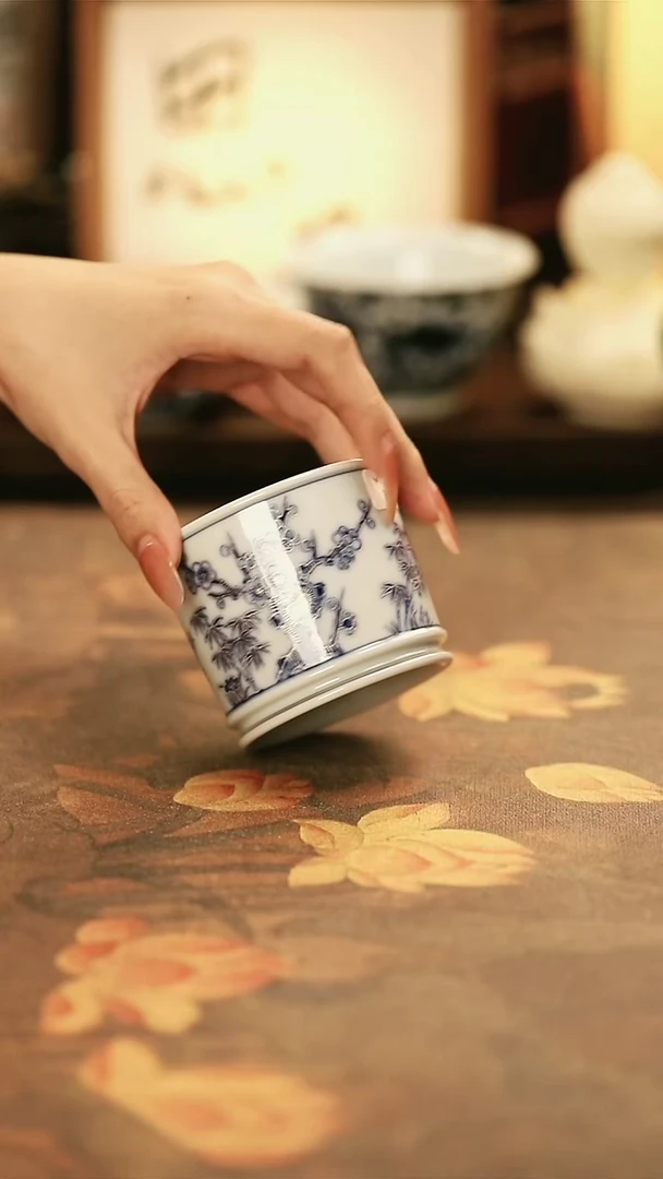 陶瓷青花描银松竹梅容天杯/59