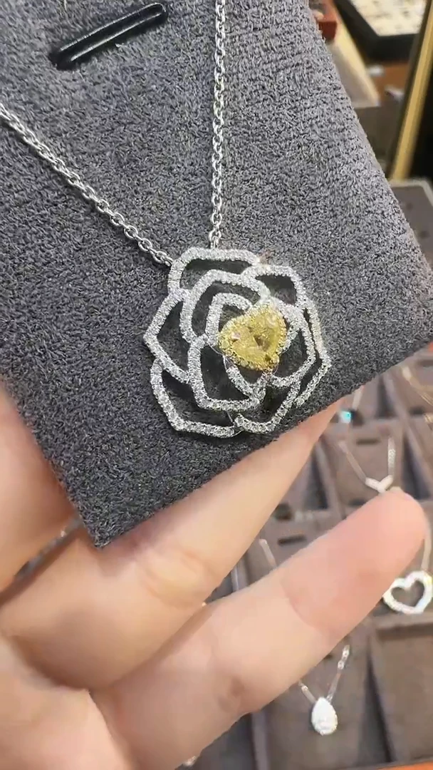 【闪购商品】钻石项链18K金镶嵌黄钻玫瑰花项链