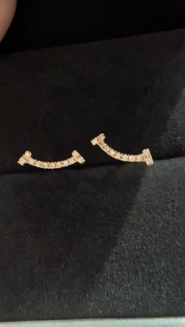 18K金镶嵌耳饰钻石微笑小耳钉（K玫）