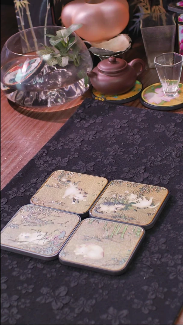 壹藏贰宝唐苑戏春图案杯垫一套