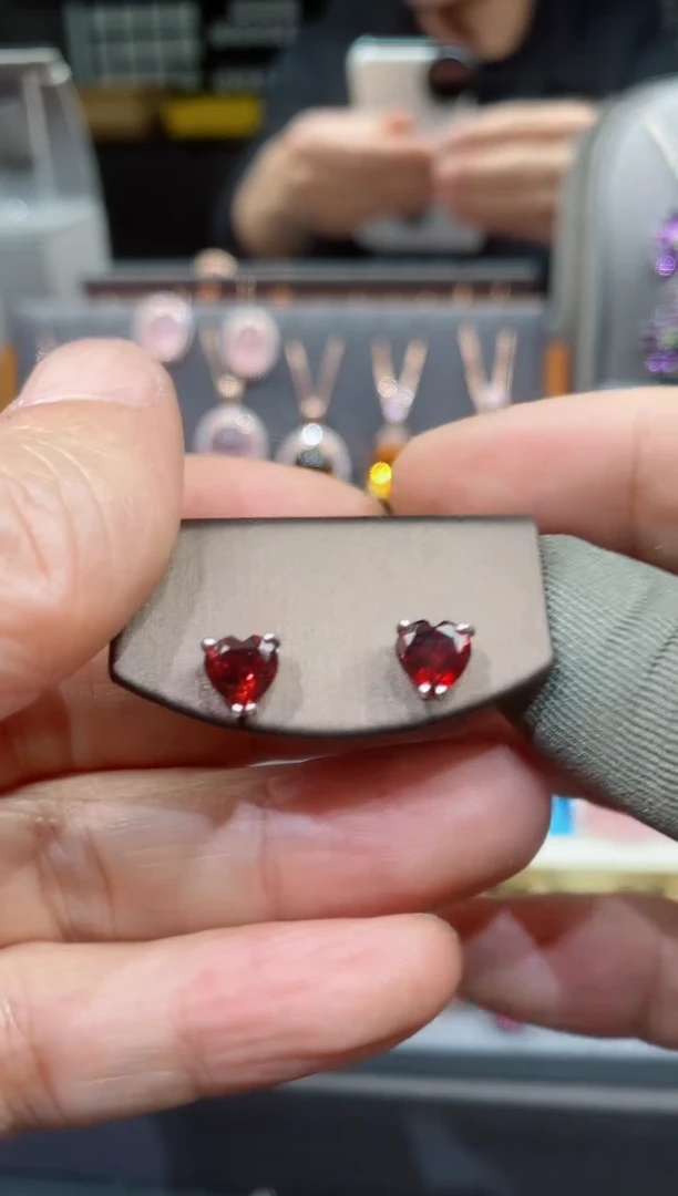 【闪购商品】石榴石耳钉银S925镶嵌石榴石耳钉