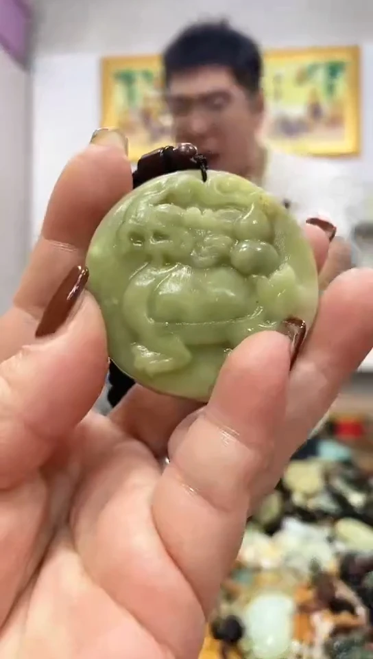 未镶嵌蛇纹石玉吊坠