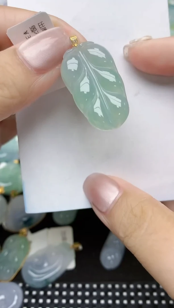 翡翠18K金镶嵌颈饰天然缅甸A货翡翠