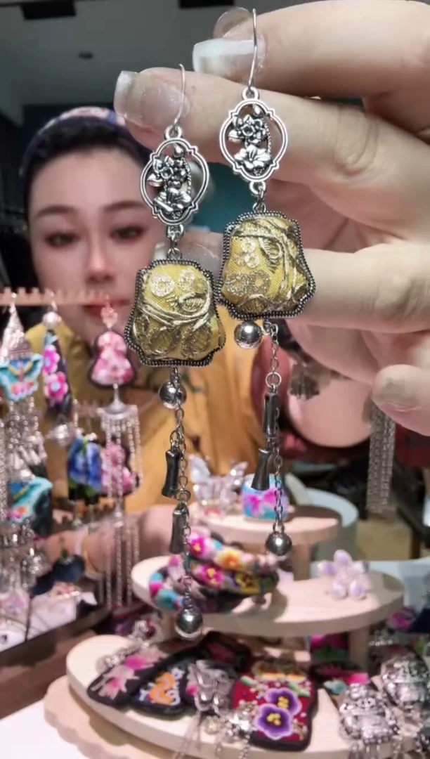 刺绣纯手工苗绣非遗耳环