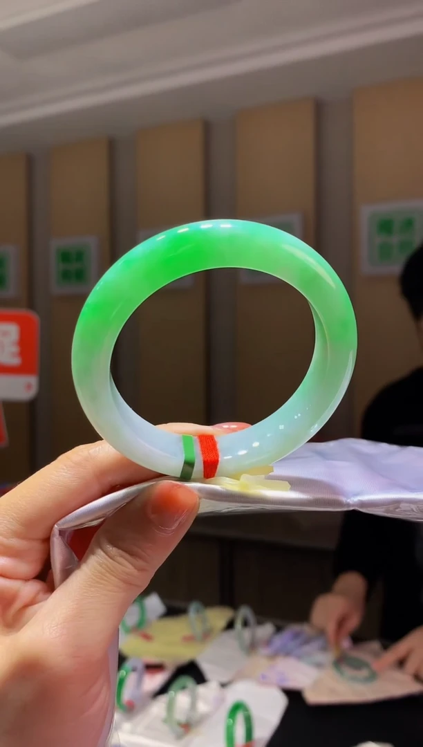 未镶嵌手镯翡翠-C64 圈口53.2 全款9万 定金2万