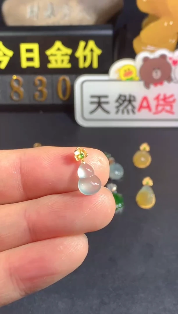颈饰18K金镶嵌翡翠