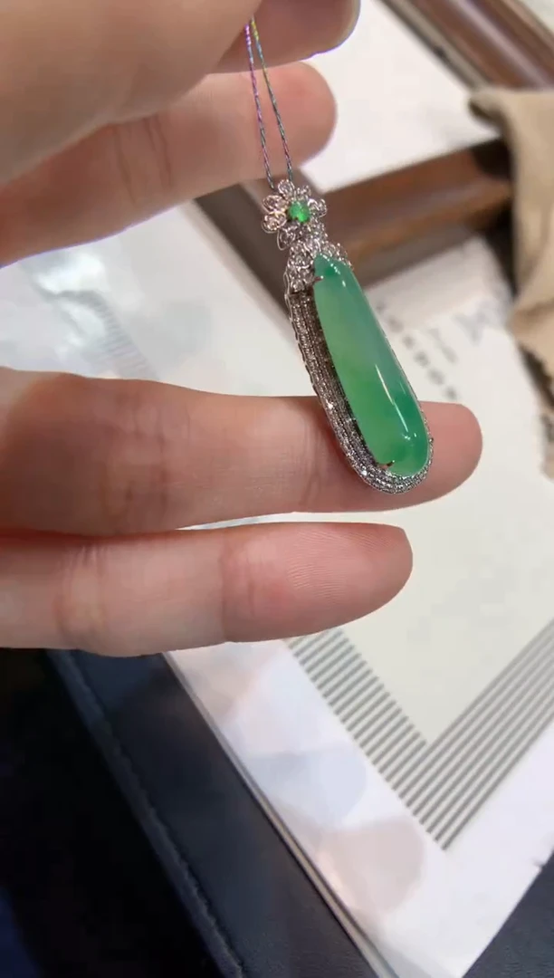 颈饰18K金镶嵌翡翠福瓜