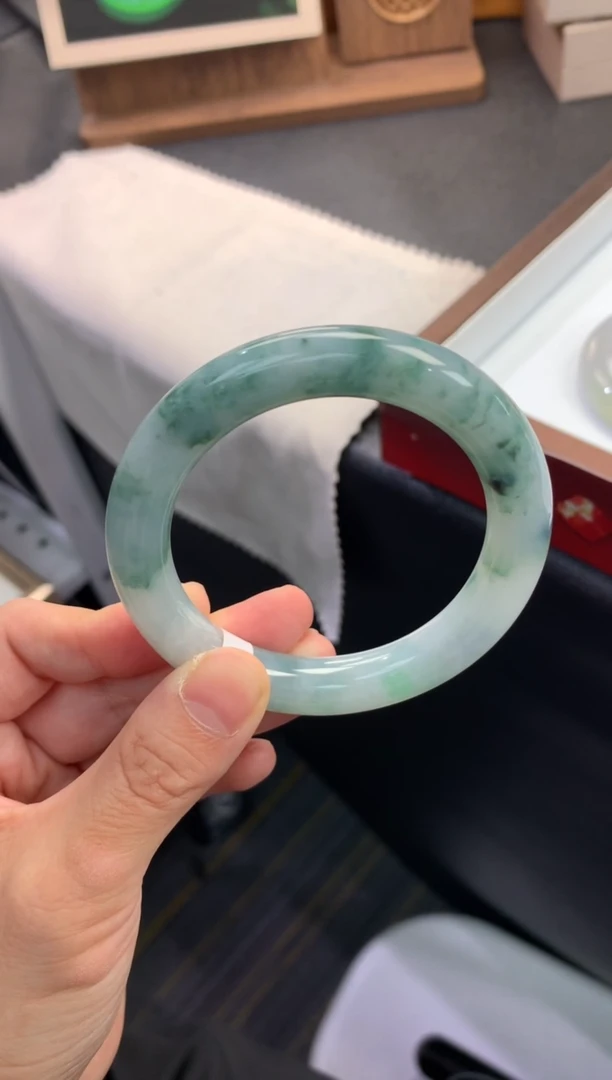 未镶嵌手镯（圆镯）翡翠退货需手镯吊牌标签完好