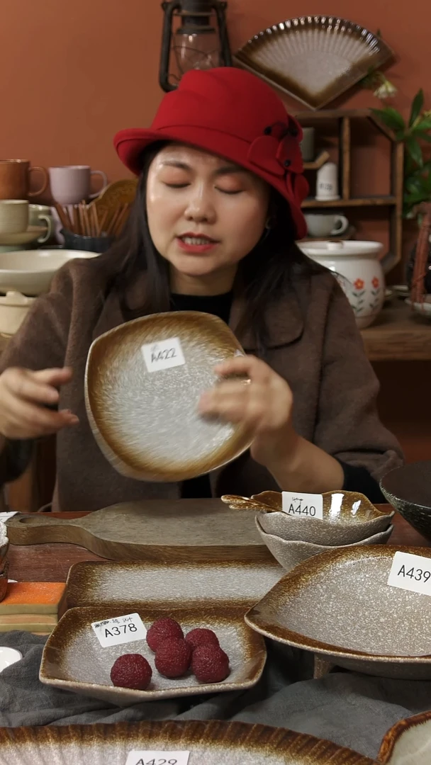 陶瓷A422 一只陶瓷粗陶方圆盘17.5厘米可能微瑕