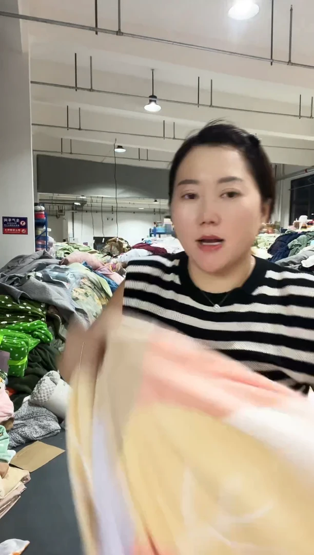 混纺主播手上拿的产品