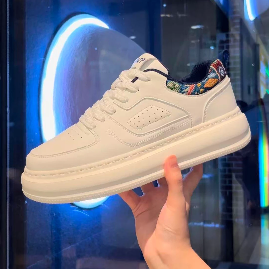 冬季新款男鞋轻便软底休闲板鞋百搭时尚运动鞋男士厚底潮流小白鞋