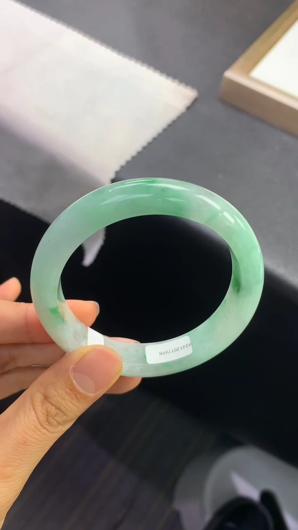 未镶嵌手镯翡翠退货需手镯吊牌标签完好 55.5