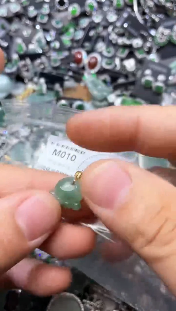 翡翠未镶嵌颈饰M010有瑕疵