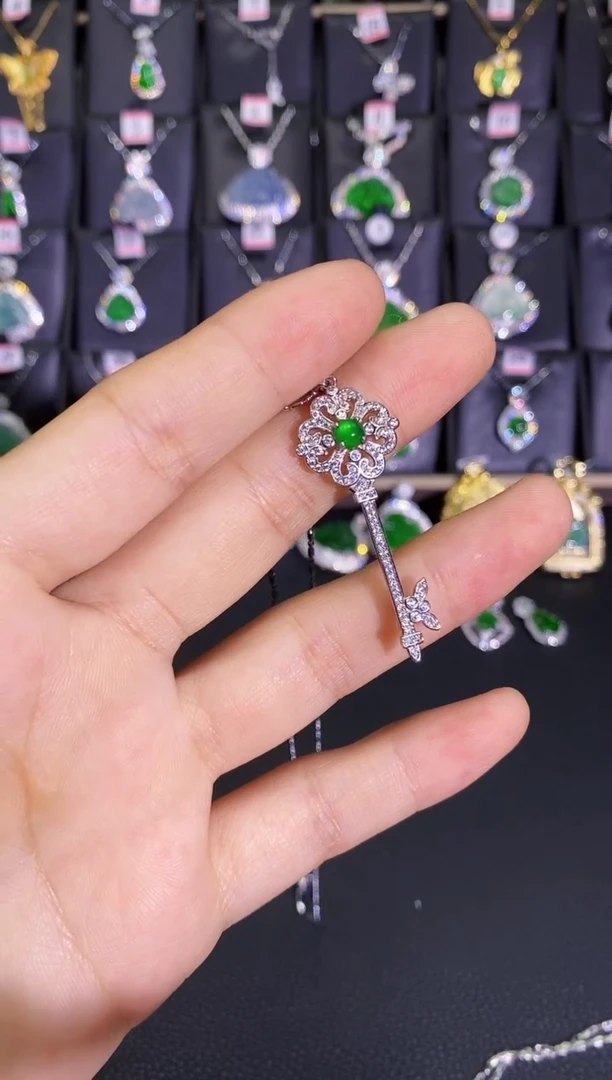 【闪购商品】翡翠吊坠(赠链)银S925镶嵌钥匙吊坠