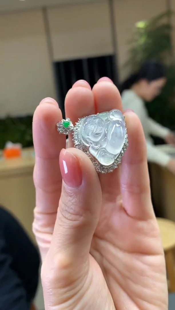 颈饰18K金镶嵌翡翠|不退不换