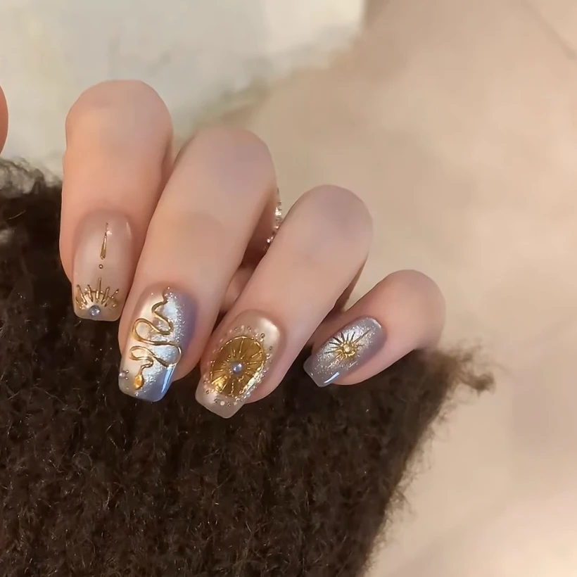 希腊公主美甲古典水光猫眼穿戴甲气质高级感显白金色蛇年短款指甲