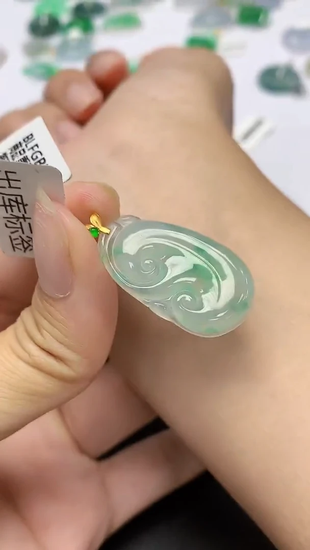 翡翠18K金镶嵌颈饰天然缅甸a货翡翠