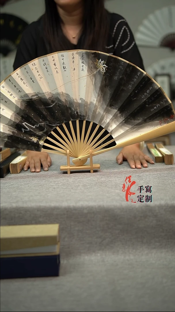 书法爱莲扇子手写手绘