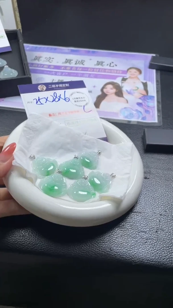 18K金镶嵌挂件翡翠阳绿佛公FL24多样性发其一CP配绳