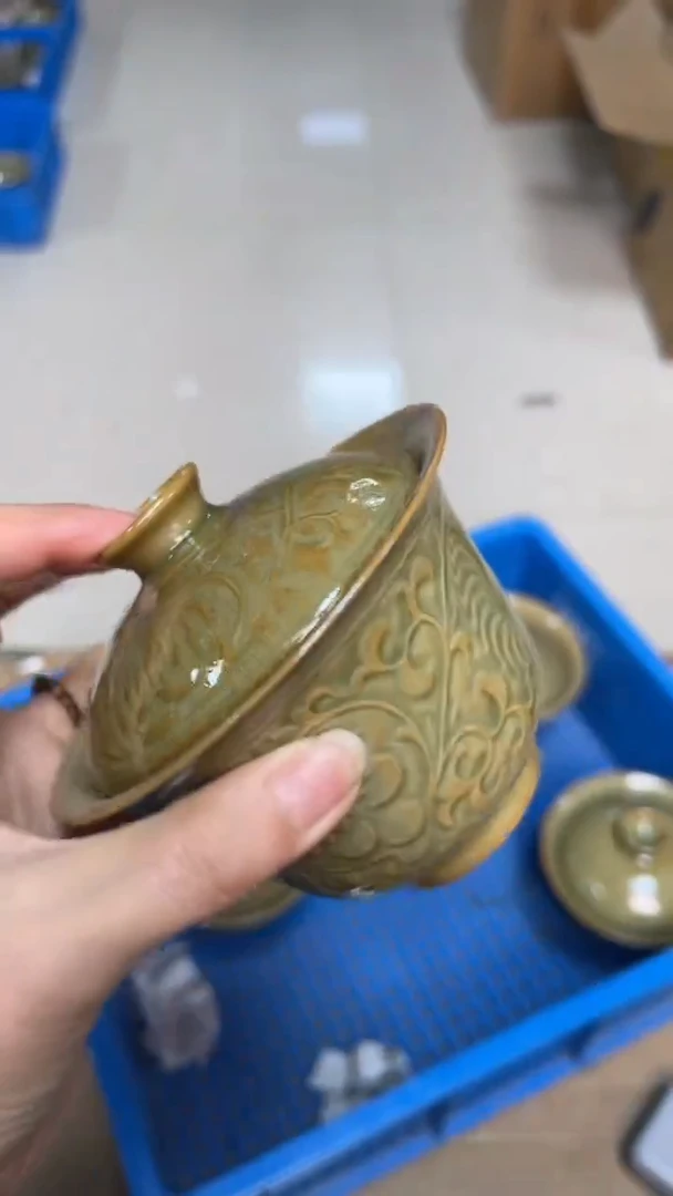 陶瓷橄榄绿两才盖碗（一个）微瑕 纹饰随机发