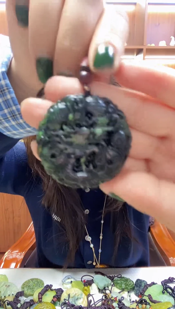 未镶嵌蛇纹石玉吊坠