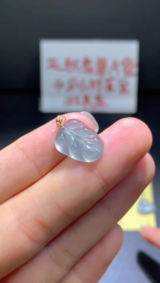 翡翠18K金镶嵌颈饰翡翠吊坠