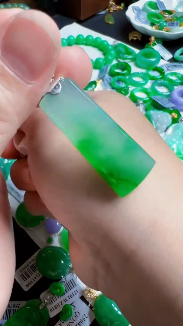 颈饰18K金镶嵌翡翠I*e无事牌