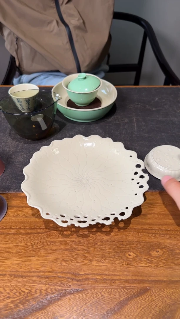 ?****津致鸣窑 定白残荷壶承