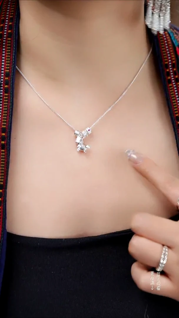 珐琅足银盘缠小马项链