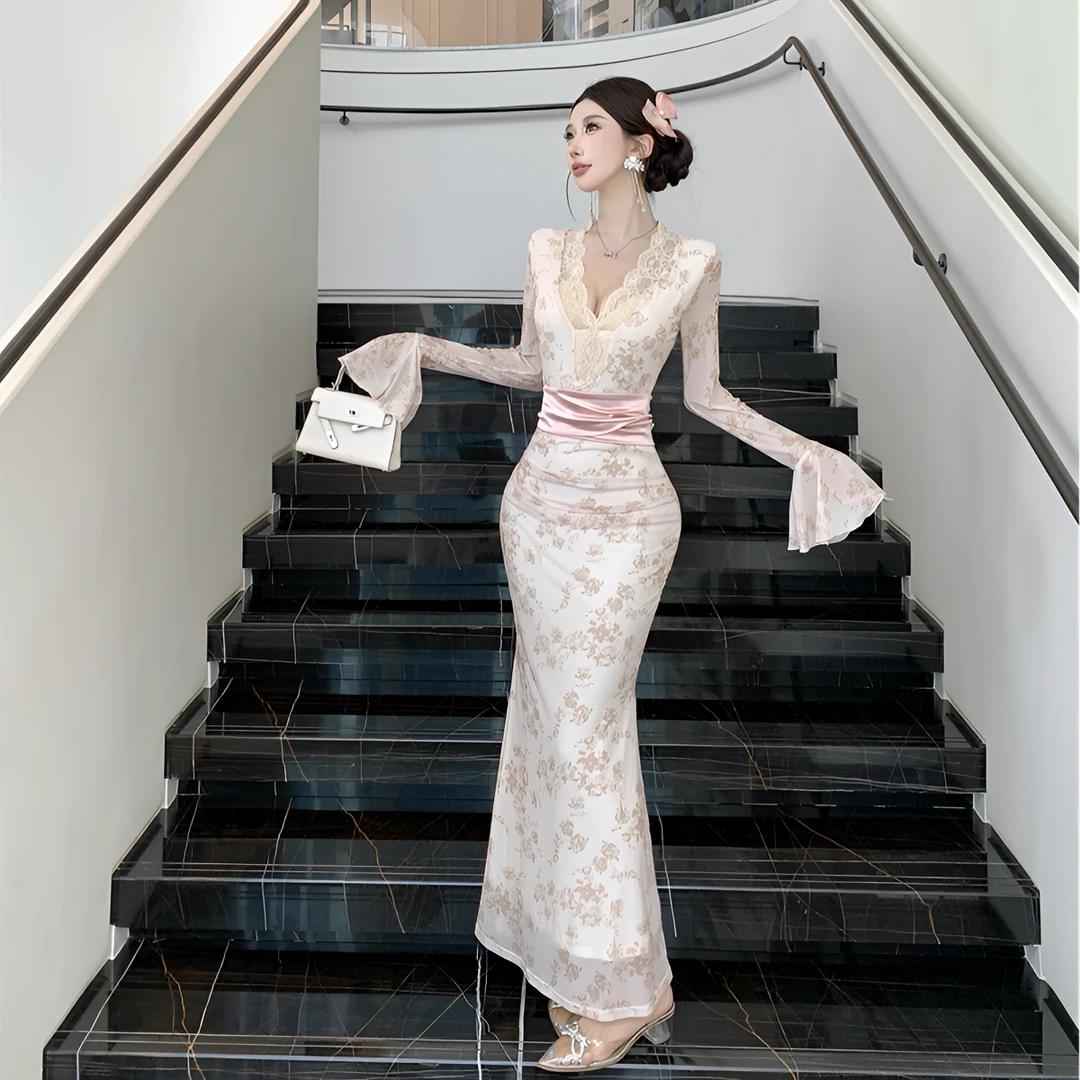 纯欲风性感V领喇叭袖蕾丝连衣裙法式复古紧身绑带显瘦收腰包臀裙