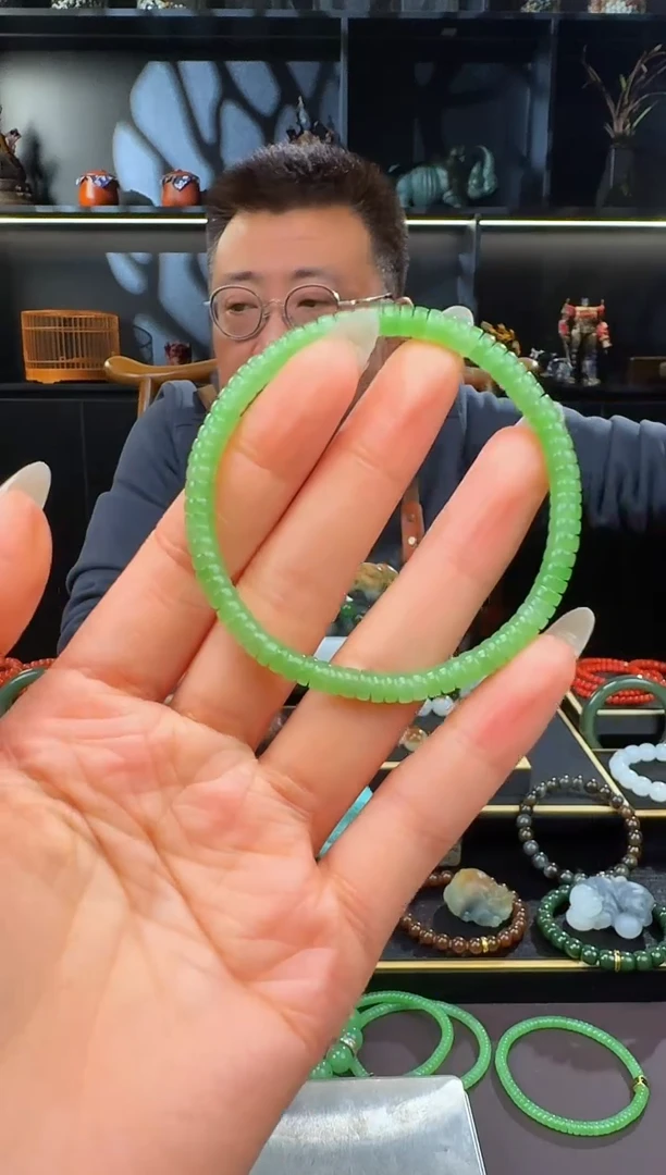 颈饰未镶嵌和田玉5mm碧玉药片手串 有黑点