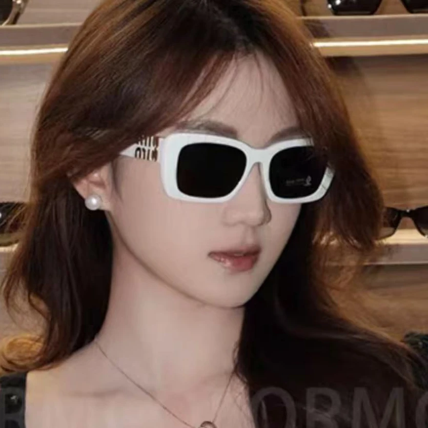 全新未使用 MIU MIU/缪缪 徽标太阳镜/140*56*18