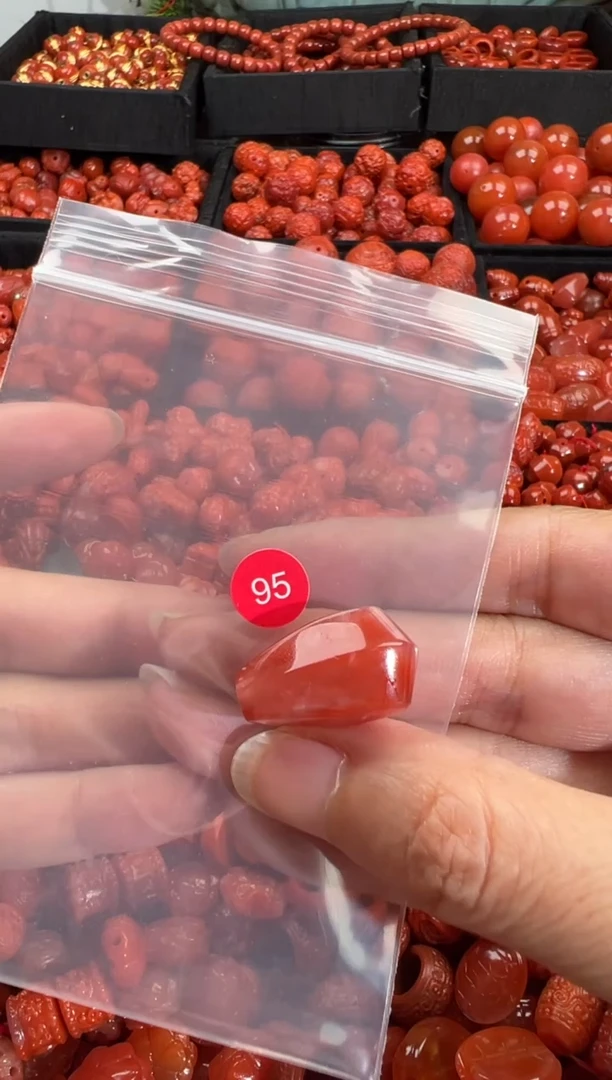 南红玛瑙未镶嵌颈饰1