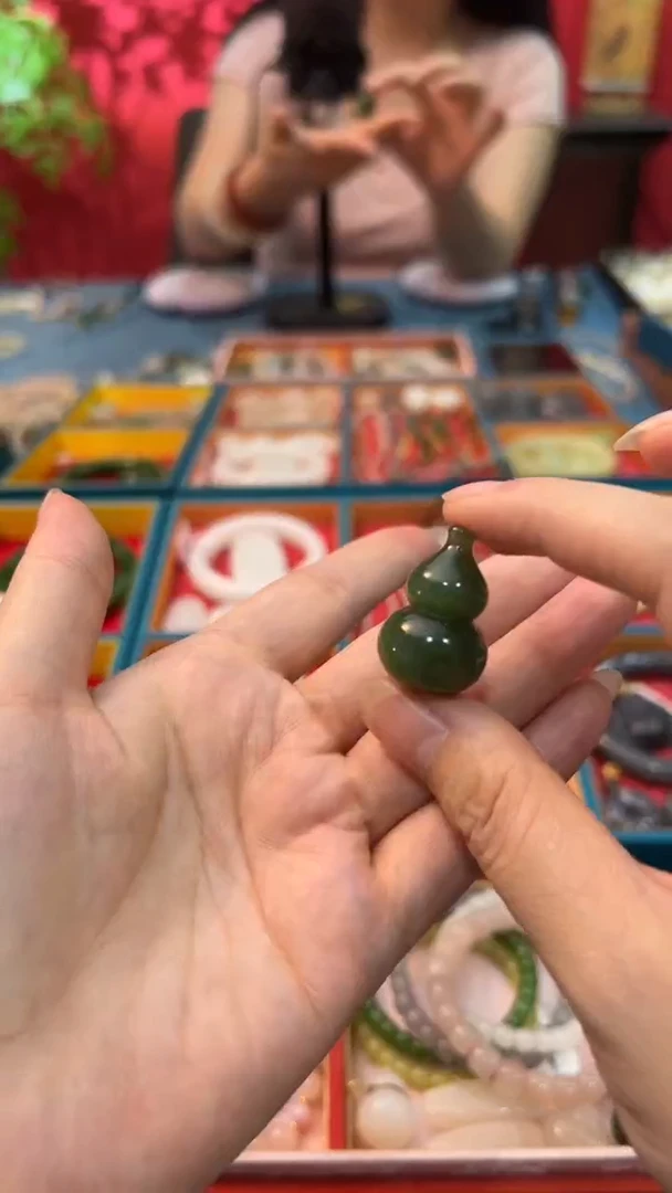 颈饰未镶嵌和田玉贝**瓜鸭蛋青葫芦