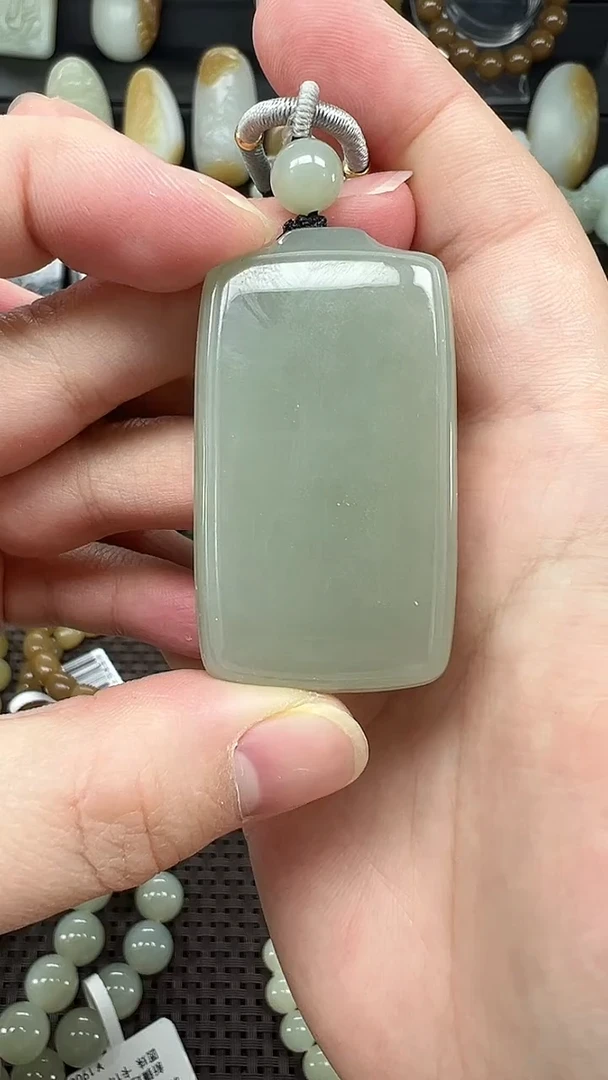 吊坠(赠链)未镶嵌和田玉新疆近矿高青白无事牌  41g