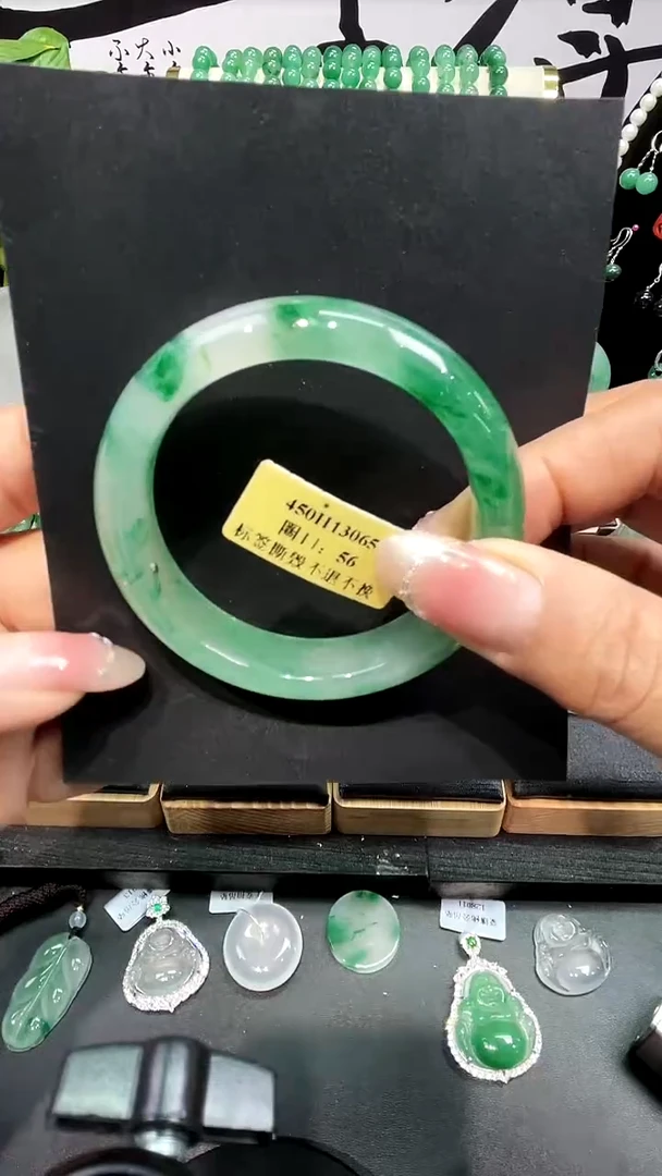 未镶嵌手镯石英质玉（非洲翠）手镯