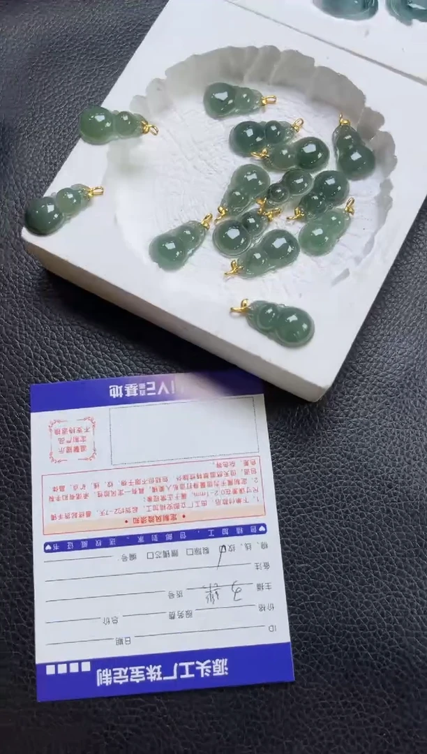 18K金镶嵌挂件翡翠葫芦/多样性发一件