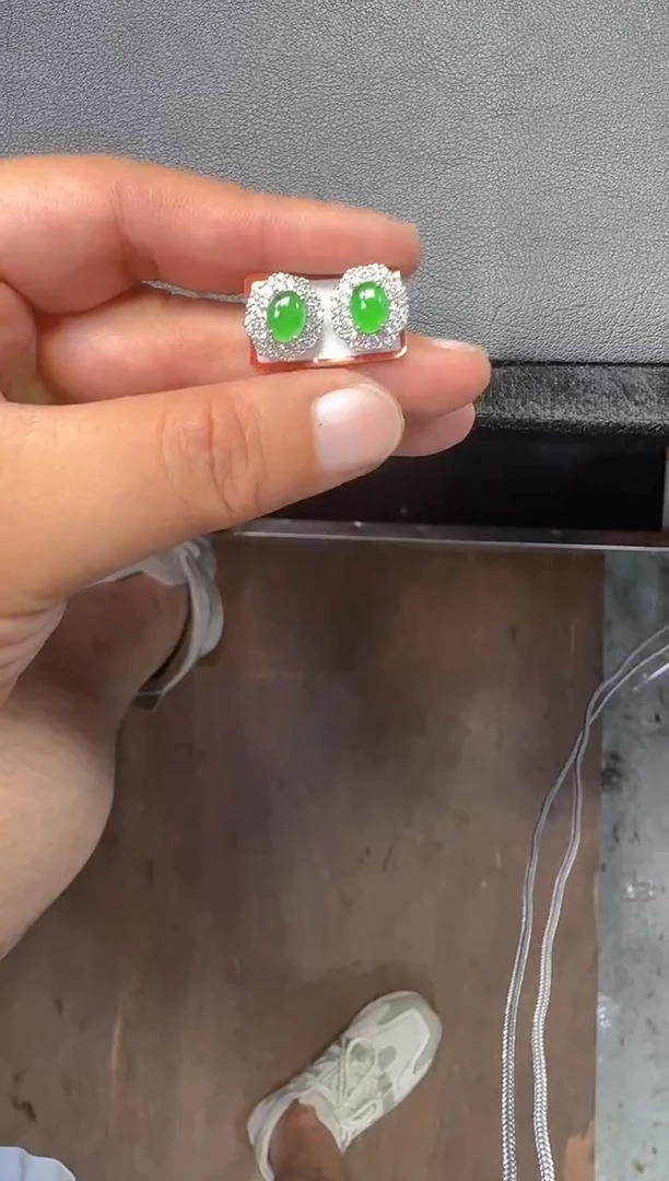 定制翡翠未镶嵌翡翠有轻微色差属于正常现象，耳钉多样性发货1