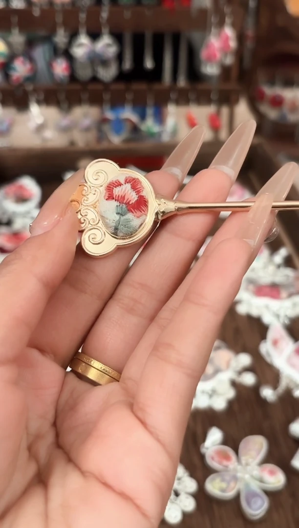 织绣非遗艺枝独秀老绣饰品072