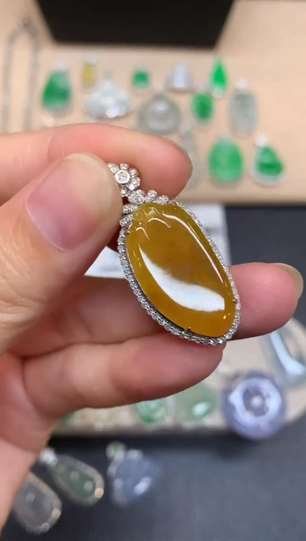 颈饰18K金镶嵌翡翠福瓜【无服务费